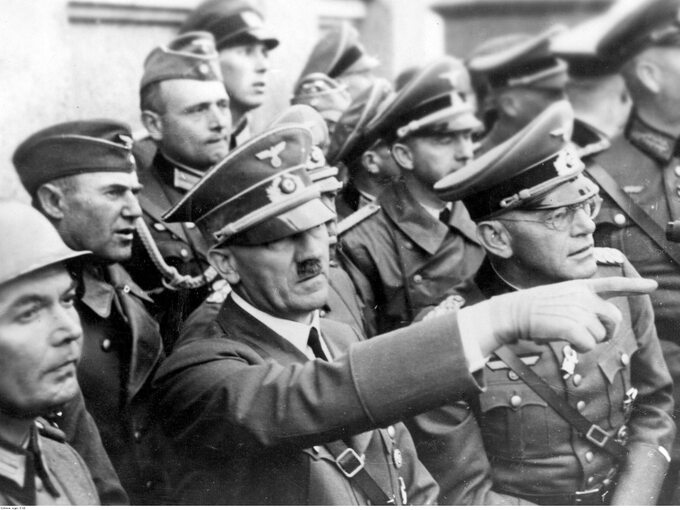 Adolf Hitler wśród niemieckich oficerów podczas walk o Warszawę
