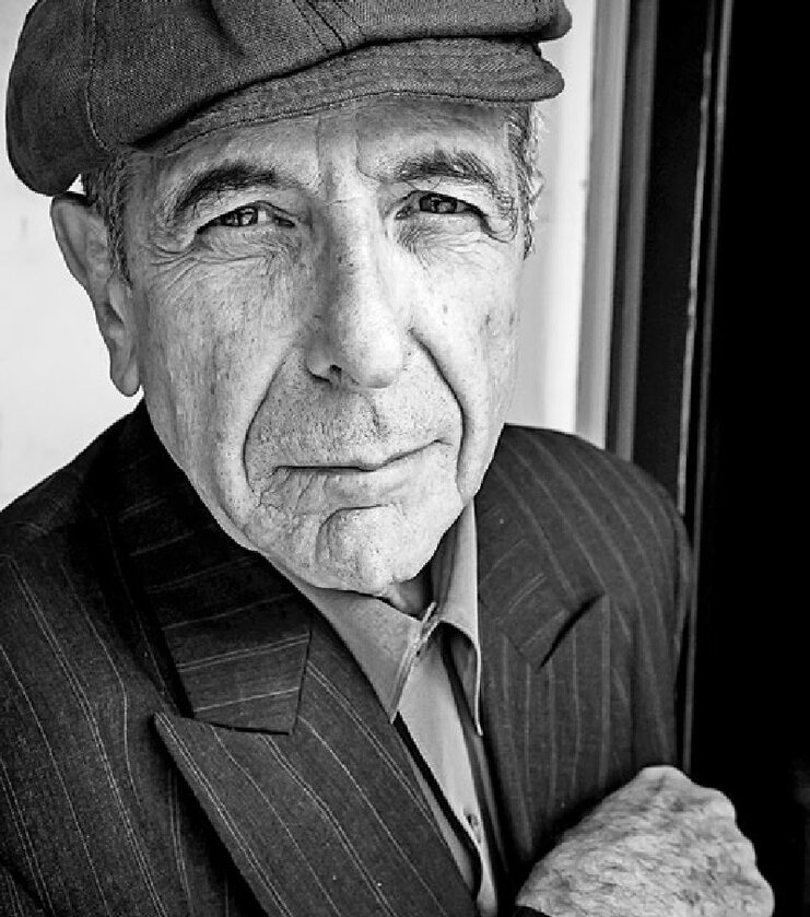Leonard Cohen – kanadyjski piosenkarz, poeta i pisarz. Twórca takich hitów jak „Suzanne”, „Hallelujah” czy „Dance Me to the End of Love”. Zmarł 7 listopada 2016 r. 