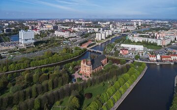 Kaliningrad, na&nbsp;pierwszym planie zabytkowa katedra luterańska