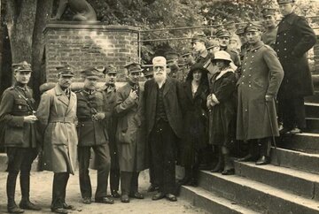 Władysław Zamoyski z&nbsp;polskimi oficerami przed zamkiem w&nbsp;K&oacute;rniku. Fotografia ze&nbsp;zbior&oacute;w Biblioteki K&oacute;rnickiej