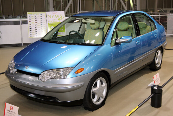 Toyota Prius (samochód elektryczny). Model z 1996 roku.