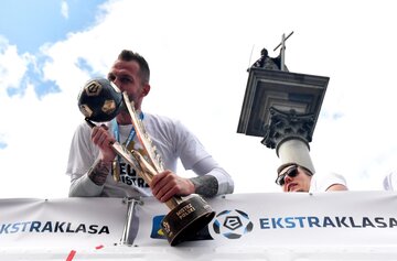 Bramkarz Legii Arkadiusz Malarz z mistrzowskim trofeum 