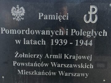 Tablica na&nbsp;Kopcu Powstania Warszawskiego