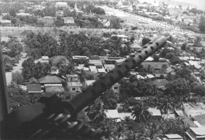 Widok Phnom Penh z amerykańskiego helikoptera, 12 kwietnia 1975 r.