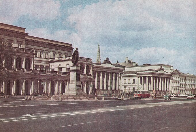 Pomnik Feliksa Dzierżyńskiego na placu Feliksa Dzierżyńskiego w Warszawie (obecnie plac Bankowy) .