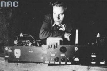 Powstańcza radiostacja "Błyskawica". Na&nbsp;zdjęciu Antoni Ziębik