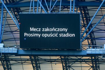 . Mecz grupy mistrzowskiej ostatniej kolejki sezonu piłkarskiej Ekstraklasy pomiędzy Lechem Poznań a Legią Warszawa został zakończony przed czasem.