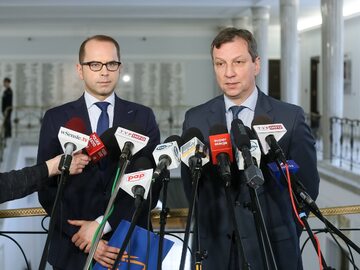 . Posłowie Platformy Obywatelskiej Andrzej Halicki (L) i Michał Szczerba (L) podczas konferencji w Sejmie