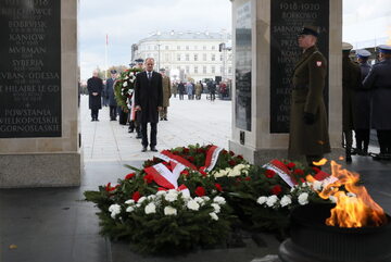 . Przewodniczący Rady Europejskiej Donald Tusk składa wieniec na Grobie Nieznanego Żołnierza na pl. Piłsudskiego w Warszawie