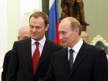 08.02.2008. Premier RP Donald Tusk (C), prezydent Rosji Władimir Putin (P) i minister spraw zagranicznych Polski Radosław Sikorski (L) podczas spotkania w Moskwie.