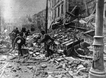 08.1944 r. Oddziały powstańców w drodze na pozycje.