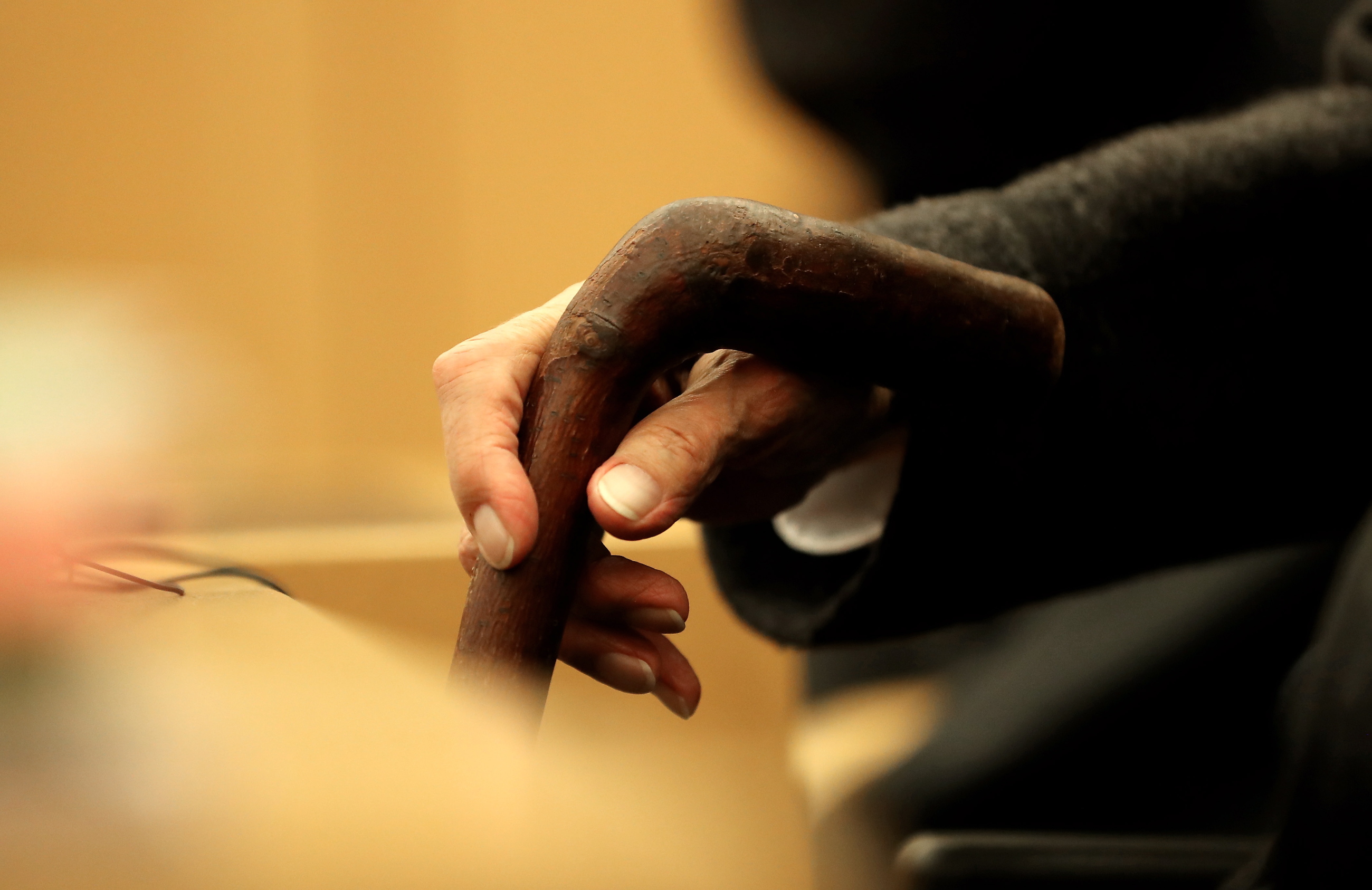 Starszy mężczyzna w sądzie, zdjęcie ilustracyjne