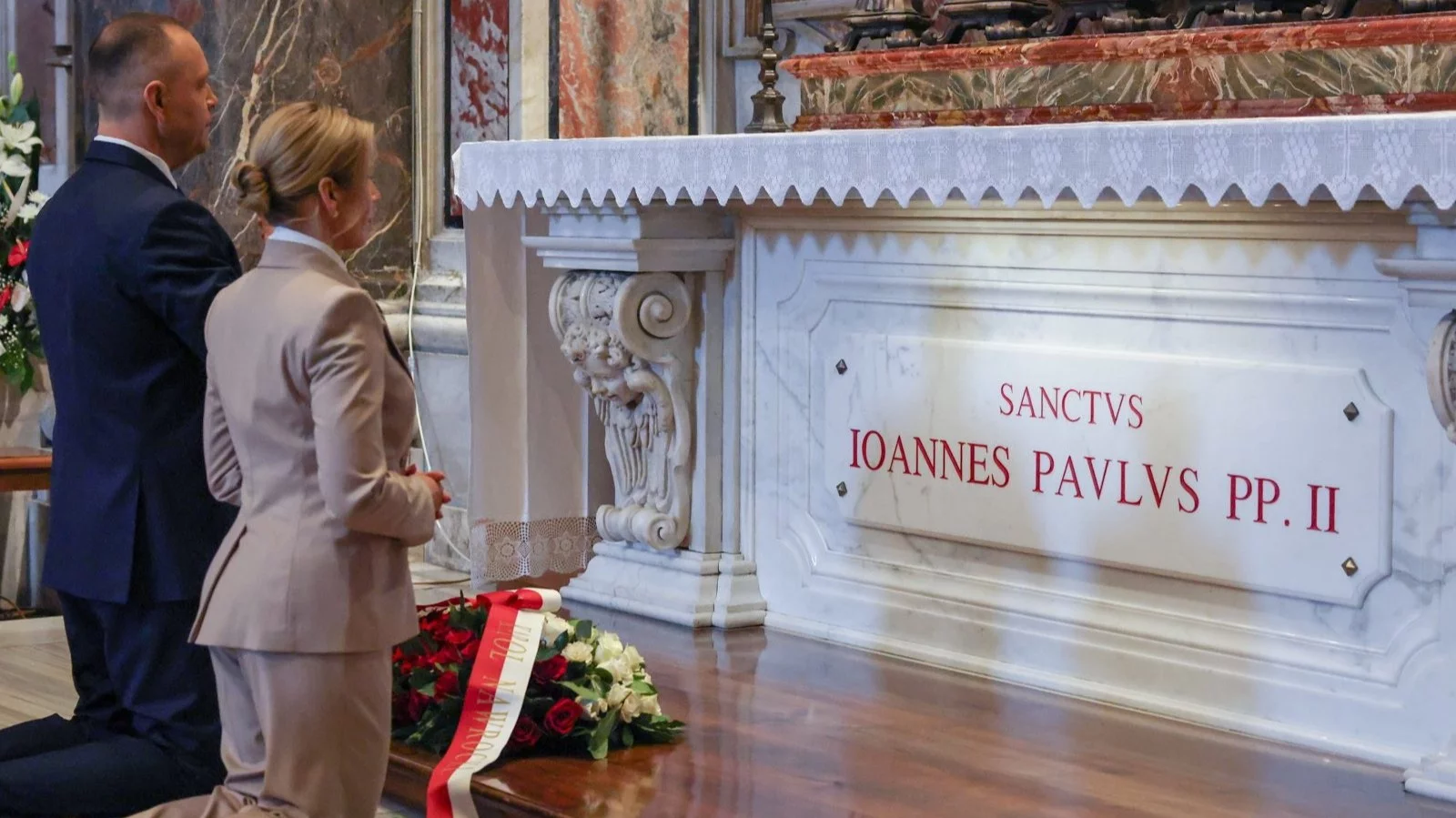 106. rocznica urodzin Karola Wojtyły. Para prezydencka przy grobie św. Jana Pawła II