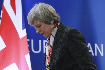 13. 12. || Nasilający się kryzys związany z negocjacjami dot. Brexitu osłabił pozycję premier Theresy May. Polityk ostatecznie utrzymała się na stanowisku, ale podczas głosowania ws. wotum zaufania przeciwko niej głosowało aż 37 proc. posłów jej partii.
