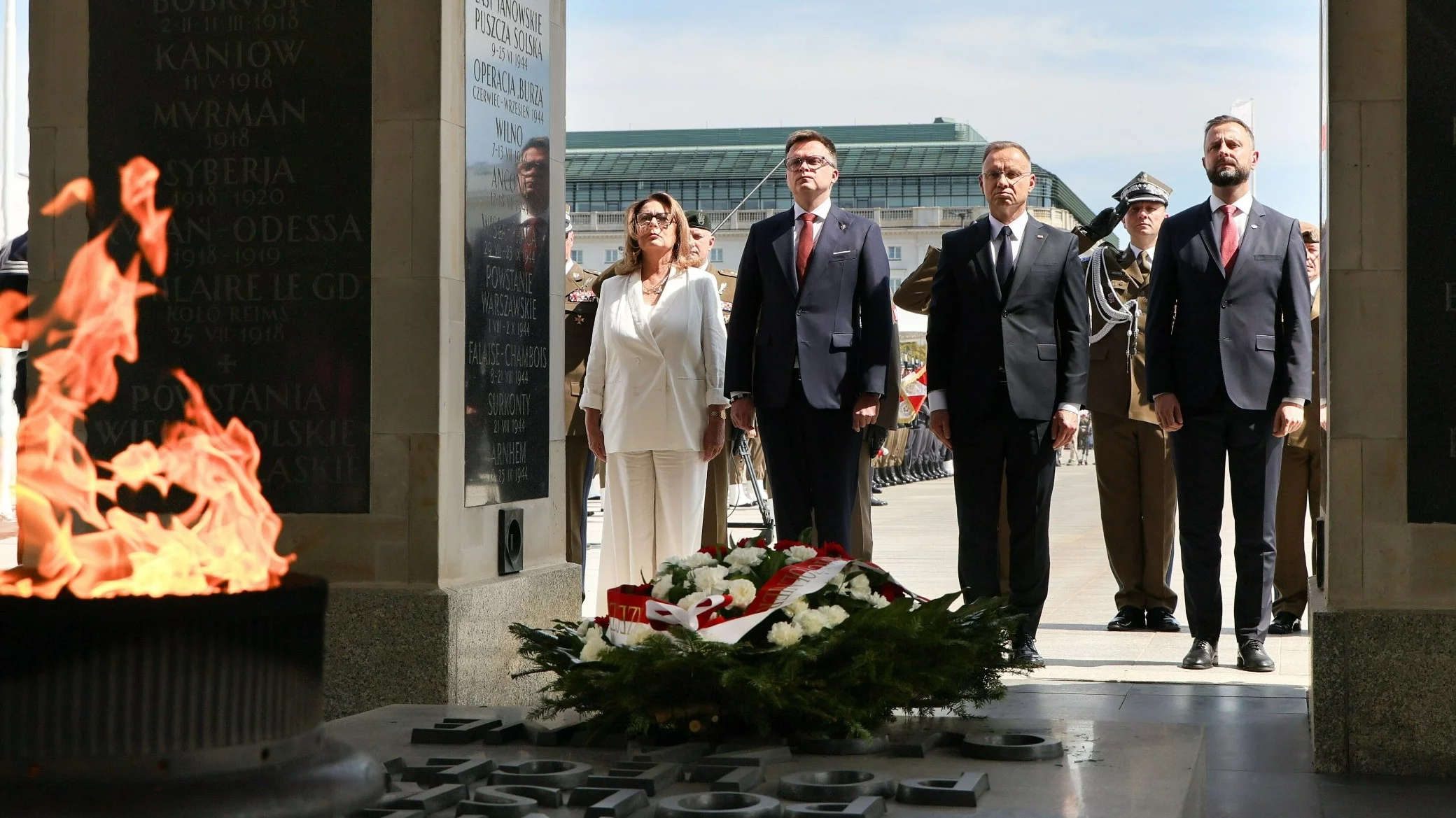 Prezydent RP Andrzej Duda (2P), marszałek Senatu Małgorzata Kidawa-Błońska (L), wicepremier, minister obrony narodowej Władysław Kosiniak-Kamysz (P) i marszałek Sejmu Szymon Hołownia (2L) na uroczystej zmianie posterunku honorowego przed Grobem Nieznaneg