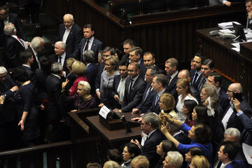 16 grudnia 2016: Posłowie opozycji blokują mównicę w Sejmie