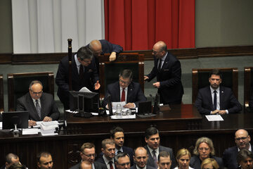 16 grudnia, Sejm. Marszałek Marek Kuchciński w otoczeniu posłów opozycji