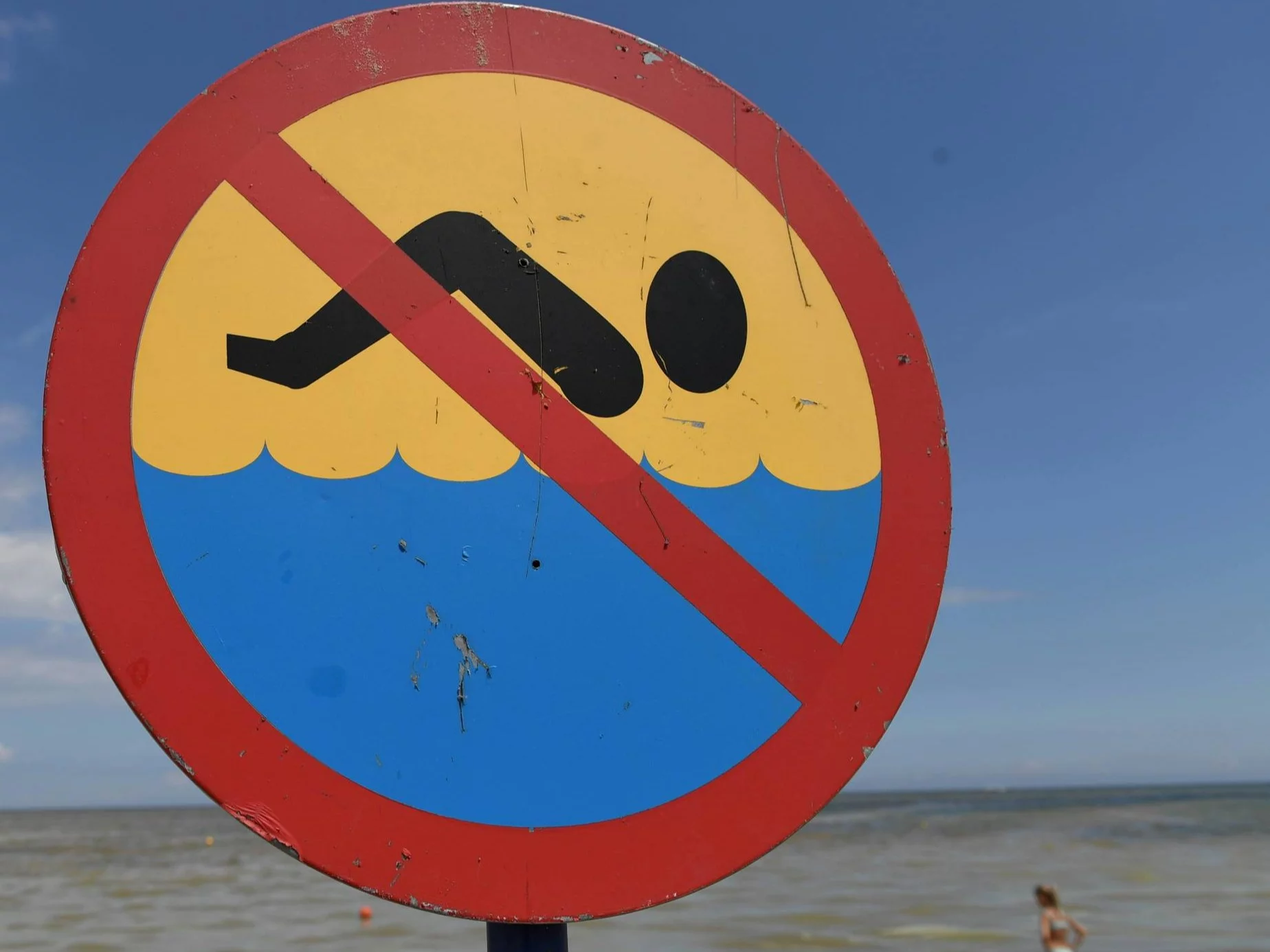 Zakaz kąpieli. Zdjęcie ilustracyjne