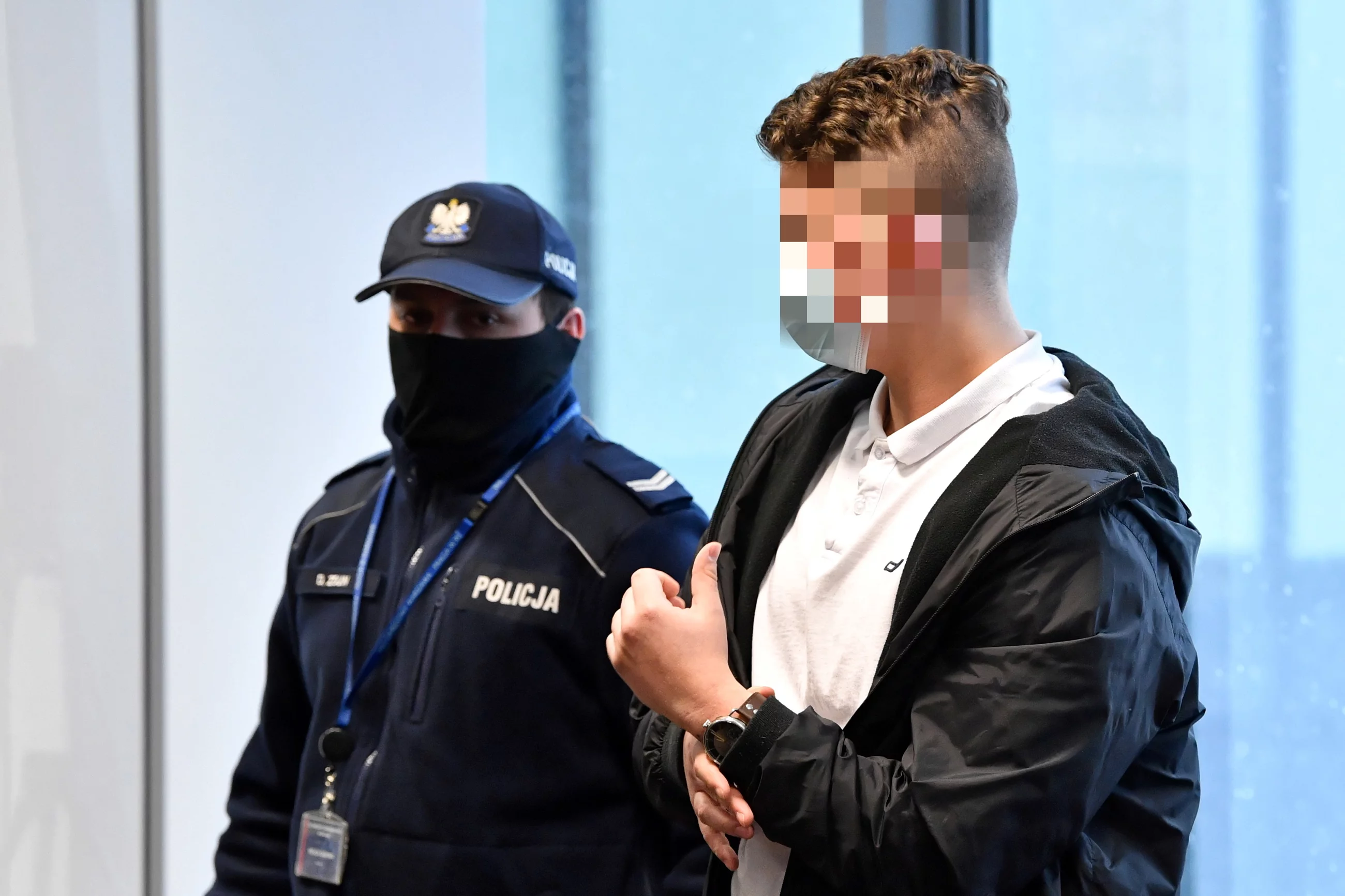 Oskarżony Emil B. (P) po ogłoszeniu wyroku przez Sąd Okręgowy Warszawa-Praga. Sąd skazał Emila B., który w maju 2019 r. w jednej ze szkół w stołecznym Wawrze zabił nożem 16-letniego Jakuba K., na 25 lat więzienia.