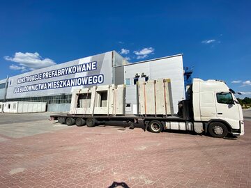 1.	Transport elementów prefabrykowanych z fabryki w Polsce na plac budowy Szwecji wymaga dobrze dopracowanych rozwiązań logistycznych.