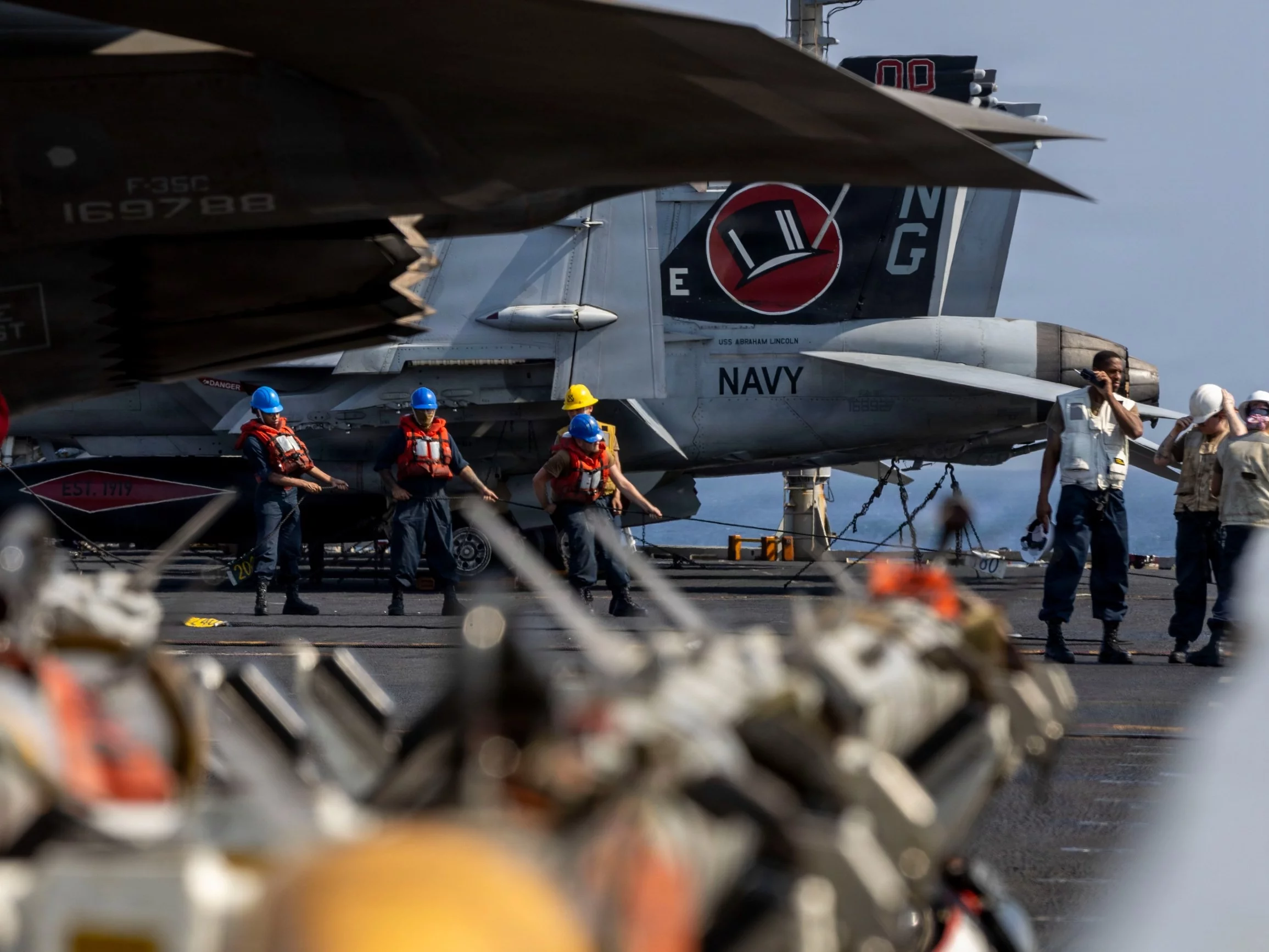 Amerykańscy marynarze na pokładzie lotniskowca USS Abraham Lincoln