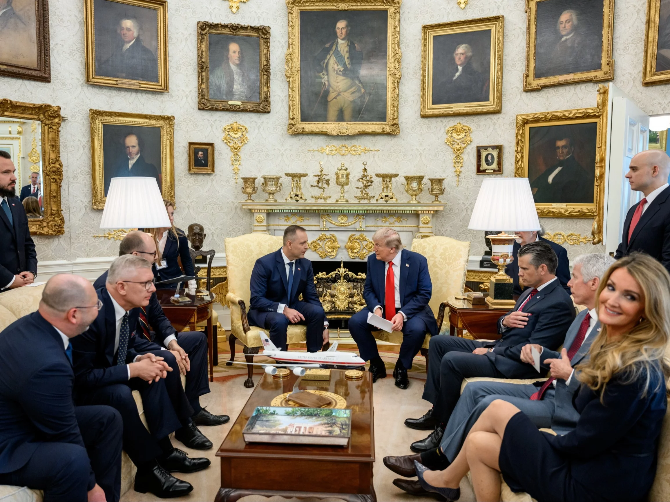 Spotkanie prezydenta RP Karola Nawrockiego z prezydentem USA Donaldem Trumpem w Białym Domu. Po lewej w środku siedzi szef BBN Sławomir Cenckiewicz