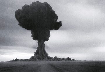 29 sierpnia 1949 r. na poligonie w Semipałatyńsku dokonano pierwszej próbnej eksplozji sowieckiej bomby atomowej.