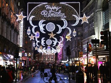 30 tysięcy lampek zapłonęło na samym West Endzie, zaś Coventry Street – jedna z głównych londyńskich ulic – ozdobiona została świecącymi życzeniami „Happy Ramadan”