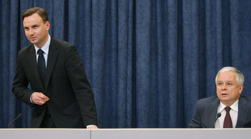 30.07.2009. Prezydent Lech Kaczyński (P), podczas konferencji prasowej. Z lewej strony ówczesny podsekretarz stanu w Kancelarii Prezydent