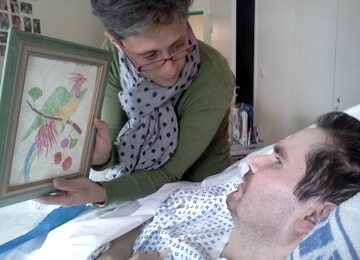 42-letni Vincent Lambert miał wypadek drogowy w 2008 roku. Od tamtego czasu, żyje w stanie minimalnej świadomości. Na zdjęciu z matką.