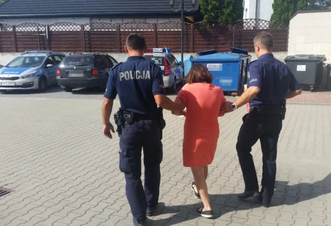 KPP w Piasecznie/45-latka siekierą groziła załodze karetki