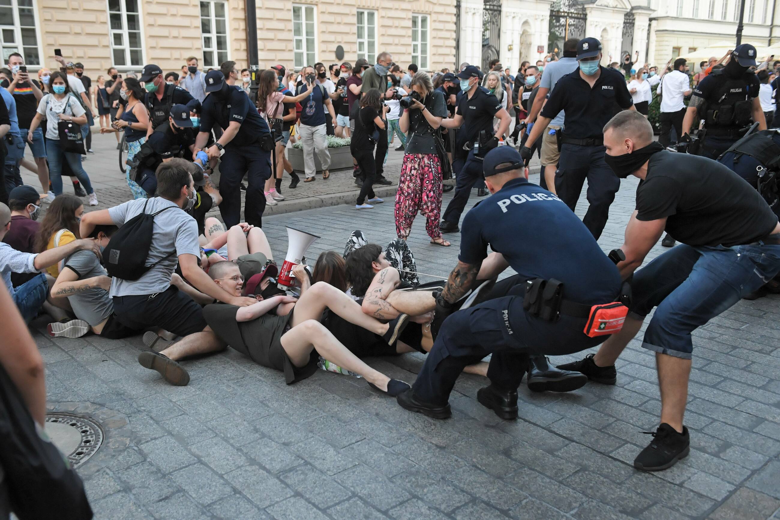 Protest aktywistów LGBT na Krakowskim Przedmieściu w Warszawie