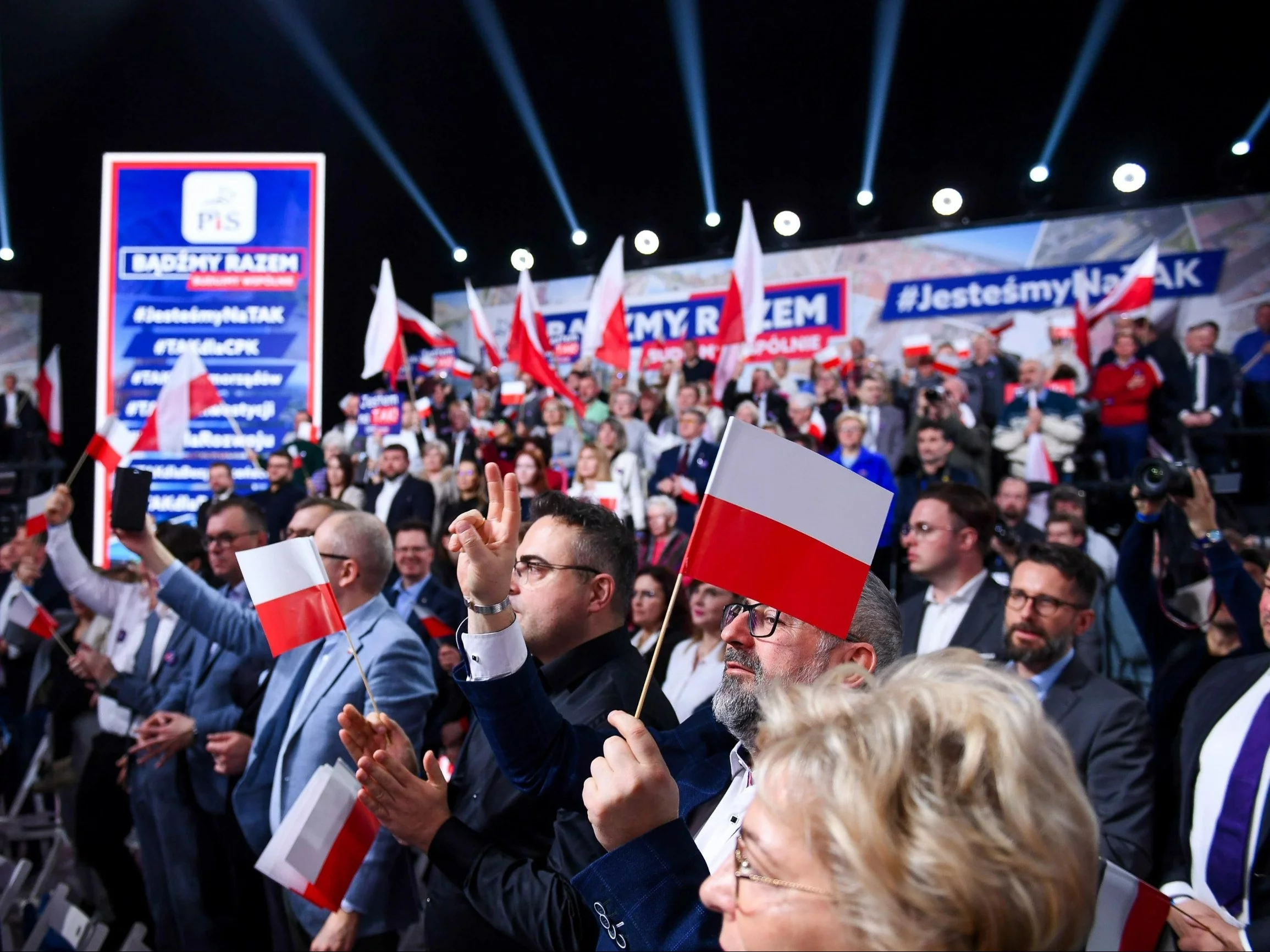 500 zł dla wszystkich Polaka. Oto plan PiS na zwycięstwo?