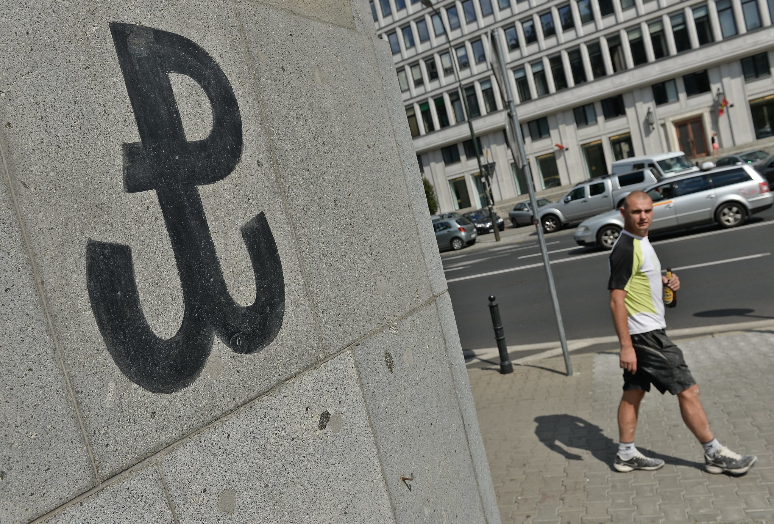 Symbol Polski Walczącej namalowany na elewacji gmachu Banku Gospodarstwa Krajowego przy ul. Mysiej w Warszawie