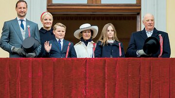 80-letni Harald V (z prawej) wstąpił na tron w 1991 r. Na zdjęciu z rodziną królewską podczas tegorocznych obchodów Dnia Konstytucji