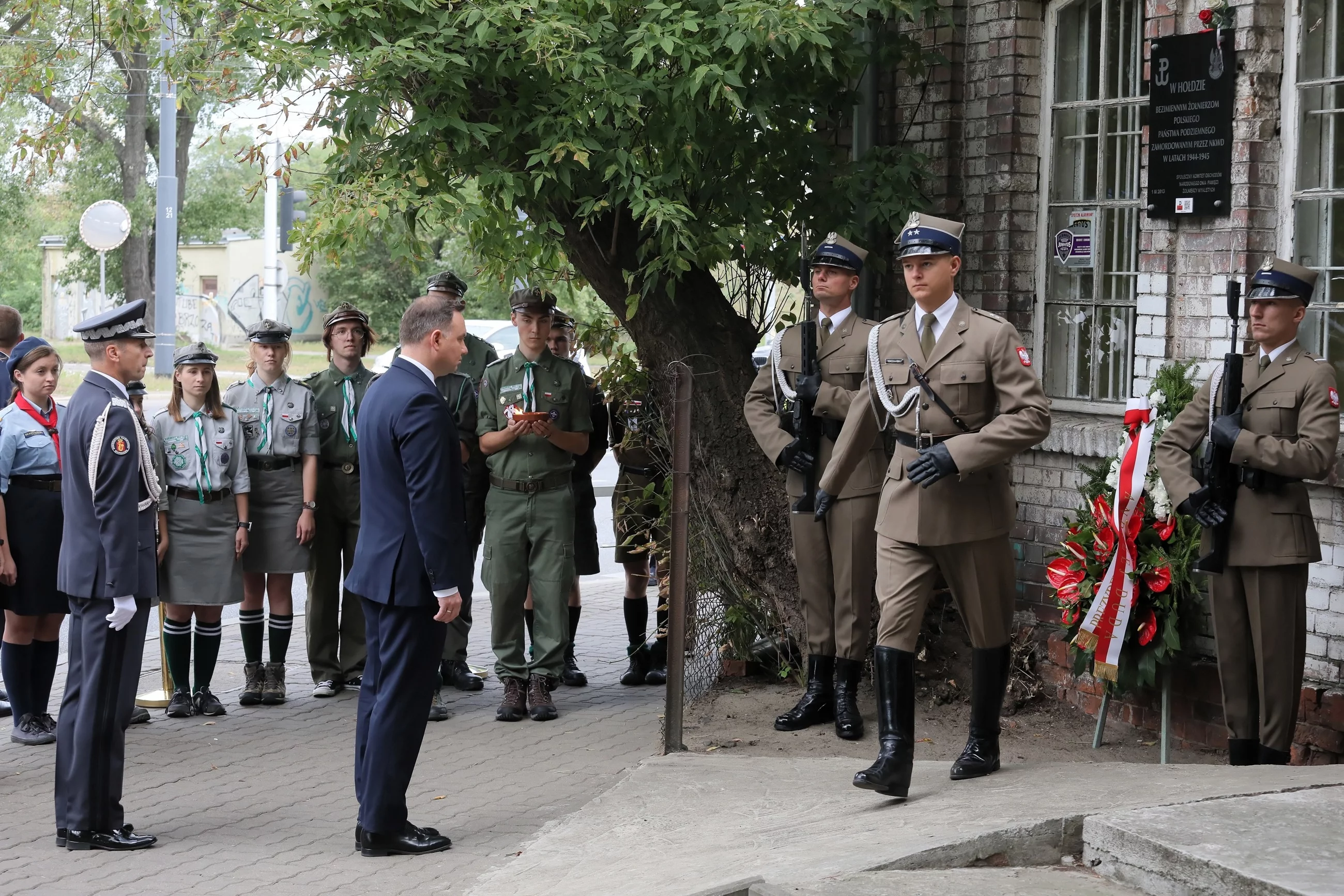 Prezydent Rzeczypospolitej Polskiej Andrzej Duda (2L) i dowódca Garnizonu Warszawa gen. bryg. Robert Głąb (L) składają wieniec, 17 bm. przy budynku dawnego Sowieckiego Trybunału Wojennego, prokuratury i NKWD w Warszawie.
