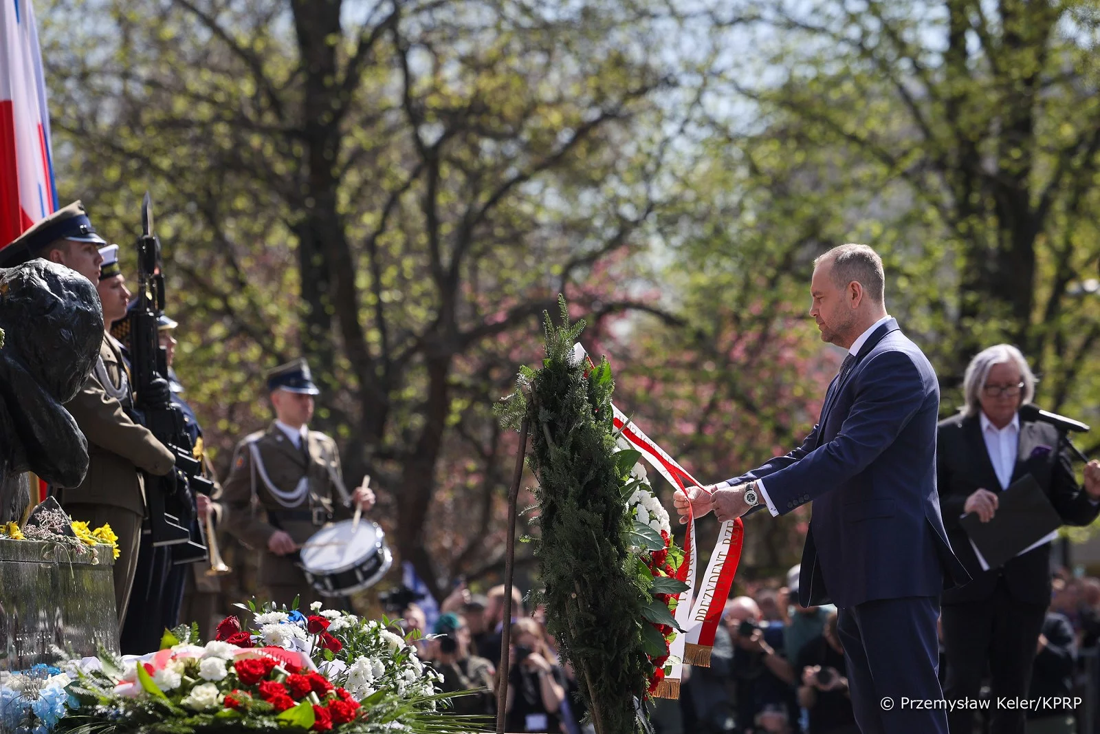 Prezydent Karol Nawrocki składający wieniec w rocznicę powstania w getcie warszawskim