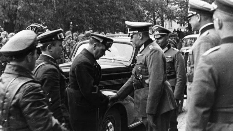 Wojska sowieckie i niemieckie witają się w Lublinie, 1939 rok