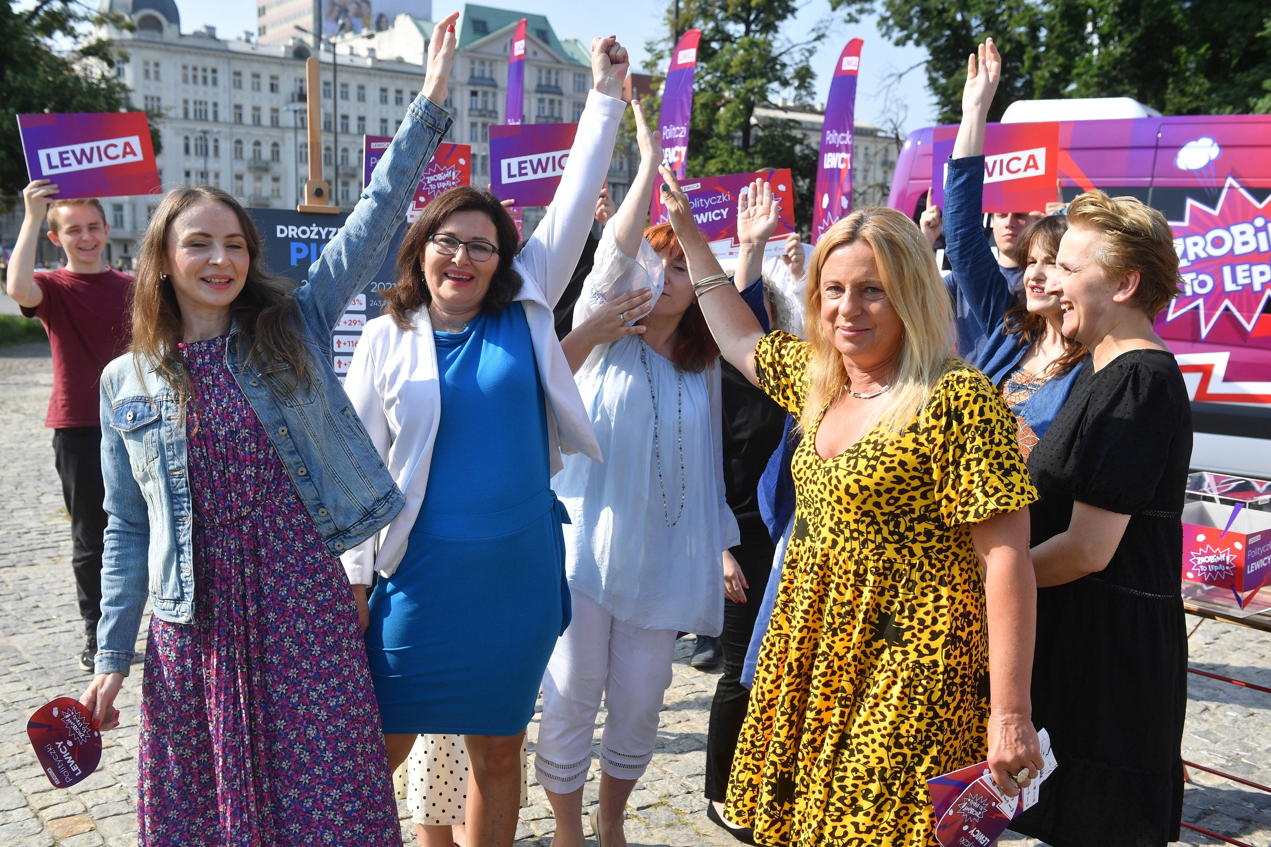 Posłanki Lewicy: Joanna Scheuring-Wielgus (P), Katarzyna Kretkowska (2P), Agnieszka Dziemianowicz-Bąk (2L), Beata Maciejewska (3L) podczas konferencji prasowej na pl. Defilad w Warszawie,