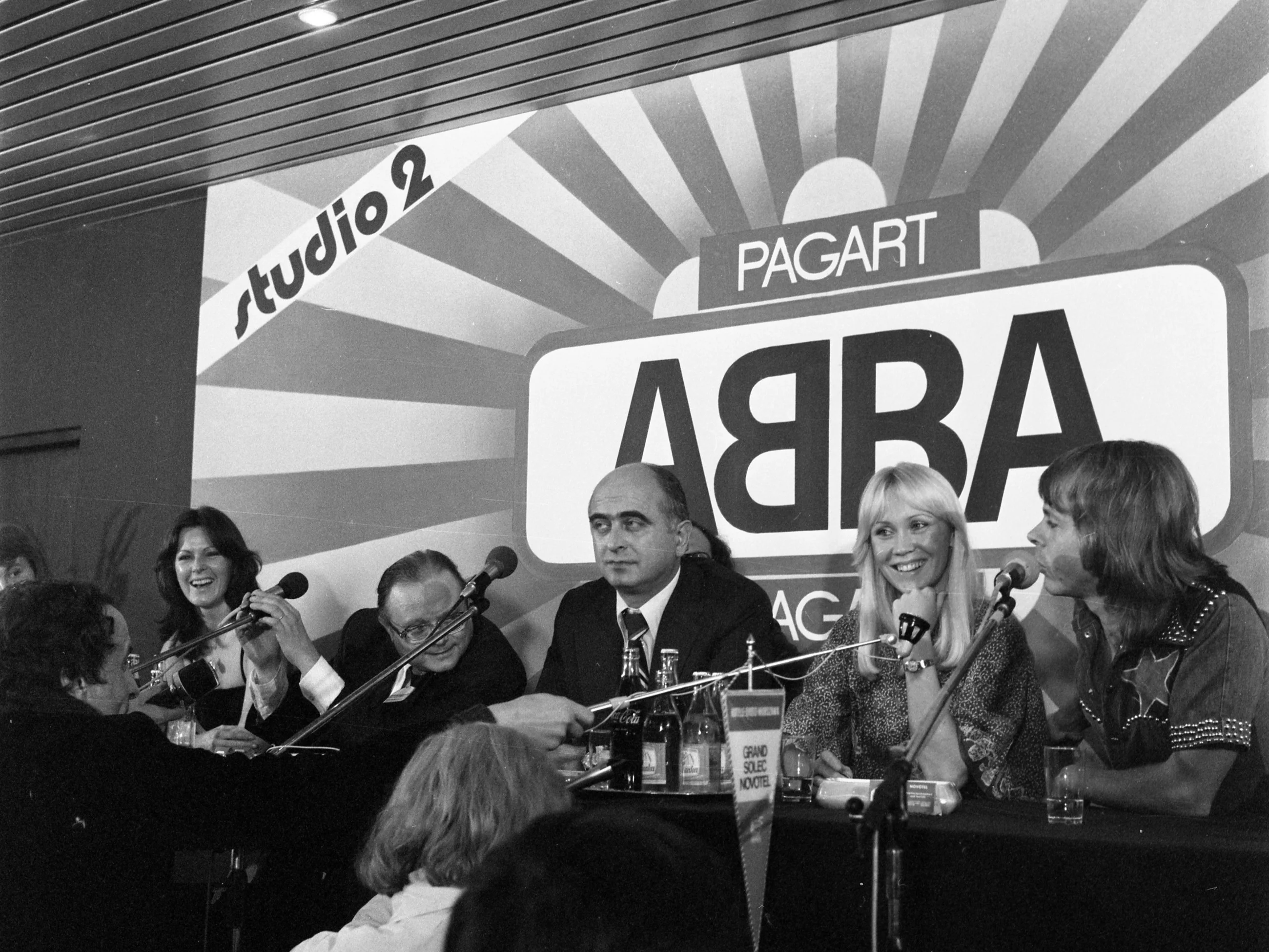 Zespół ABBA na konferencji prasowej w hotelu Forum
