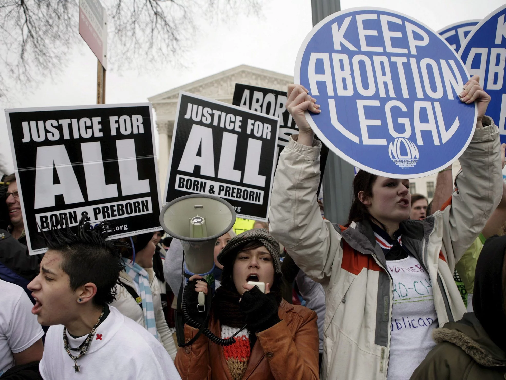 Zwolennicy i przeciwnicy aborcji przemieszali się podczas demonstracji przed gmachem Sądu Najwyższego w Waszyngtonie