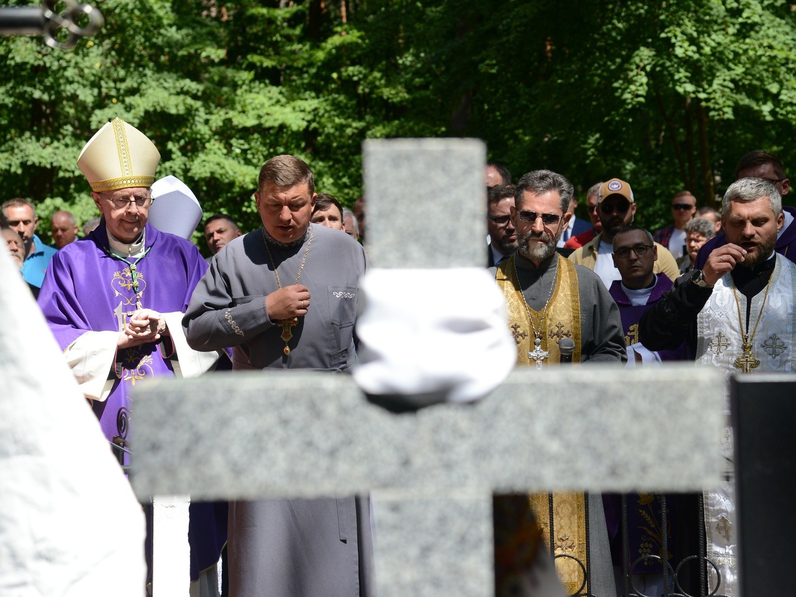 Abp Stanisław Gądecki (pierwsze z lewej) podczas mszy św. w intencji ofiar rzezi wołyńskiej