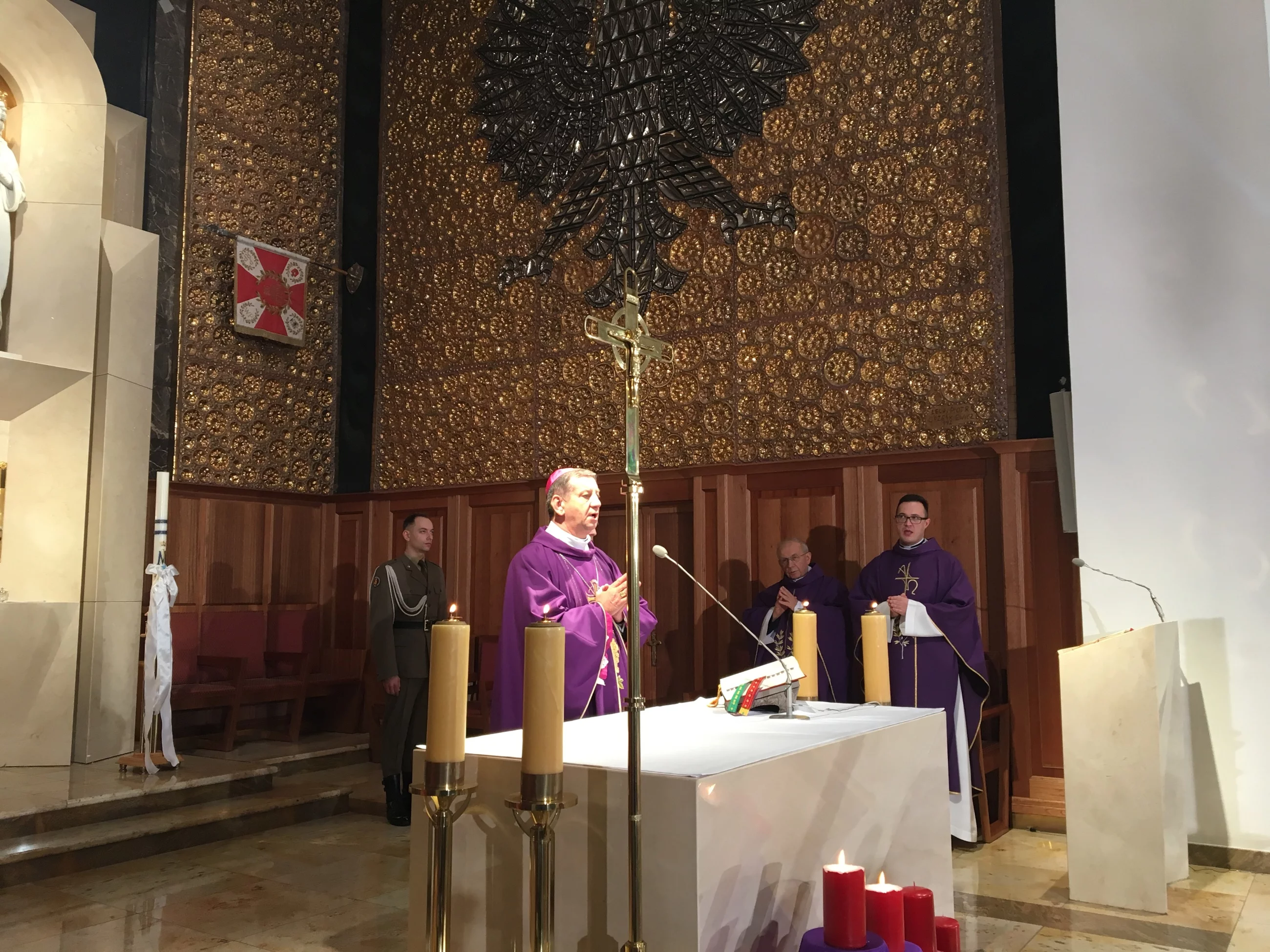 Bp Guzdek podczas mszy świętej