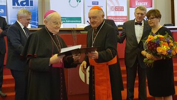 Abp Henryk Hoser odbiera Nagrodę im. bp. Romana Andrzejewskiego