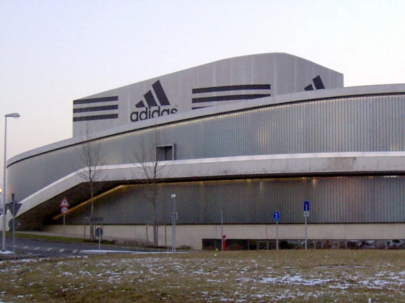 Adidas zwalnia pracowników