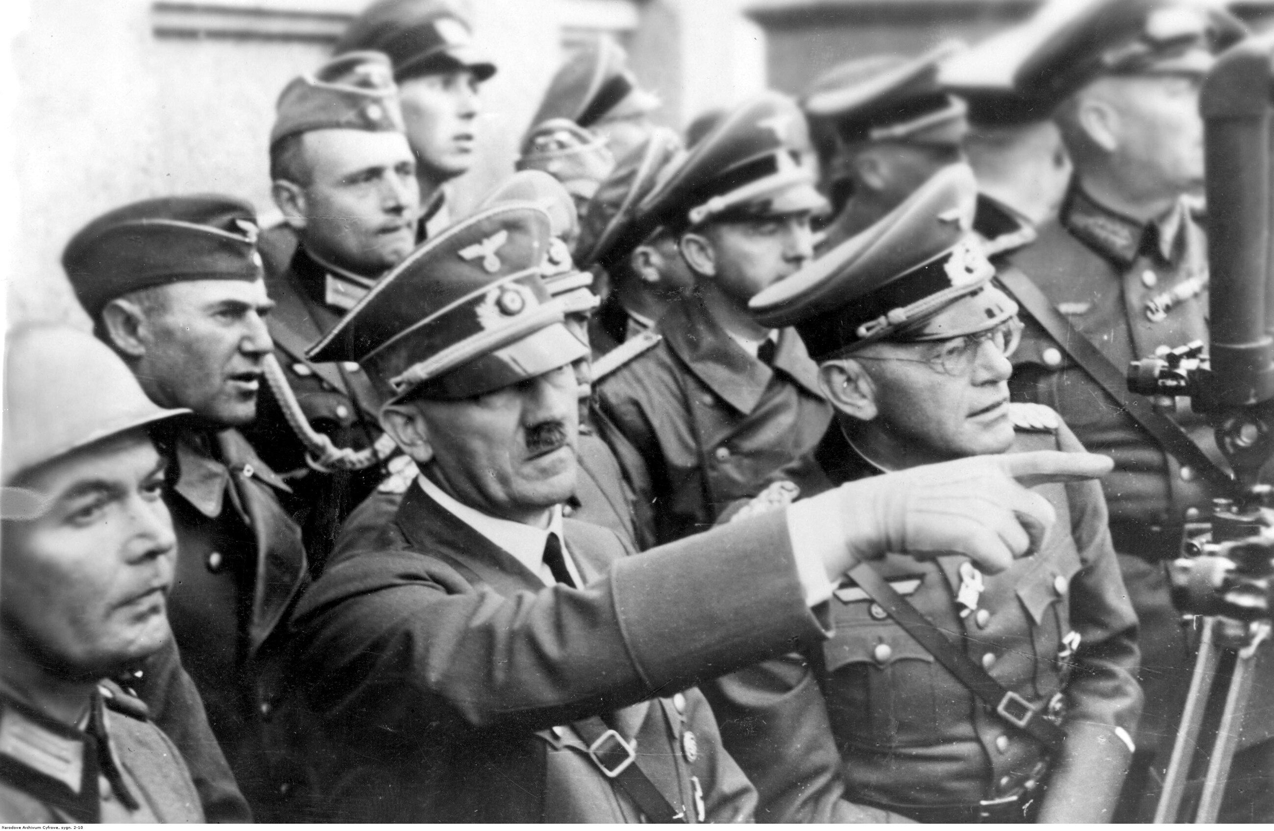 Adolf Hitler wśród żołnierzy podczas walk o Warszawę