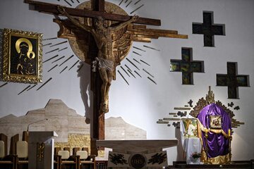 Adoracja Najświętszego Sakramentu w tzw. ciemnicy po mszy Wieczerzy Pańskiej w kościele pod wezwaniem Matki Bożej Królowej Polski w Przemyślu.