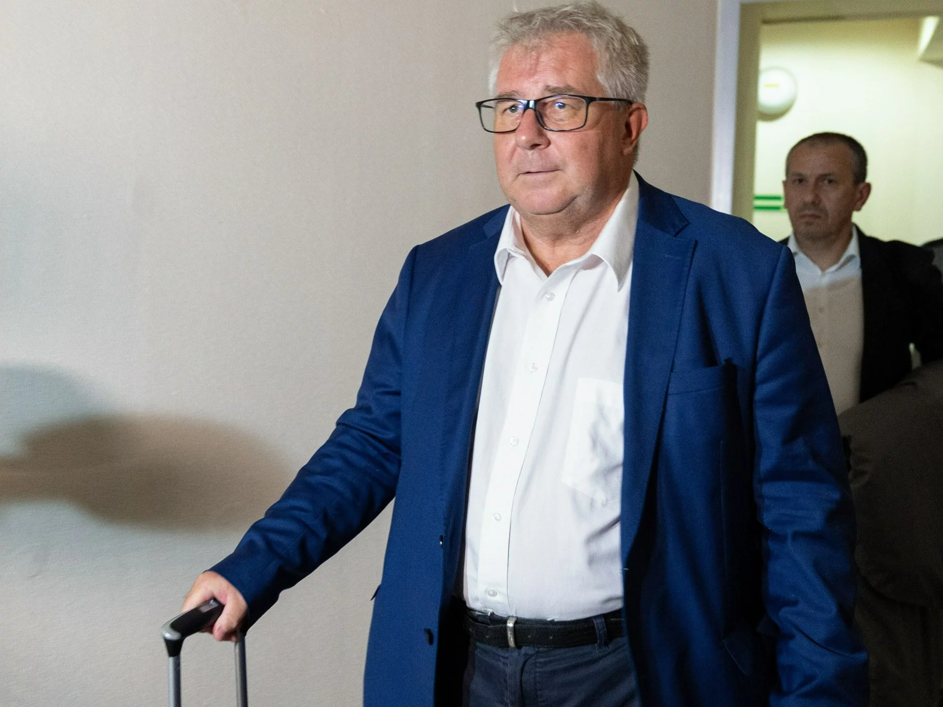 Były poseł do Parlamentu Europejskiego Ryszard Czarnecki opuszcza budynek Prokuratury Krajowej w Katowicach