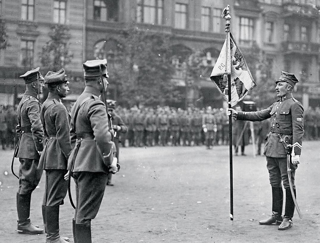 Feliks Piekucki wręcza sztandar pułkowi garnizonowemu Wojsk Wielkopolskich.