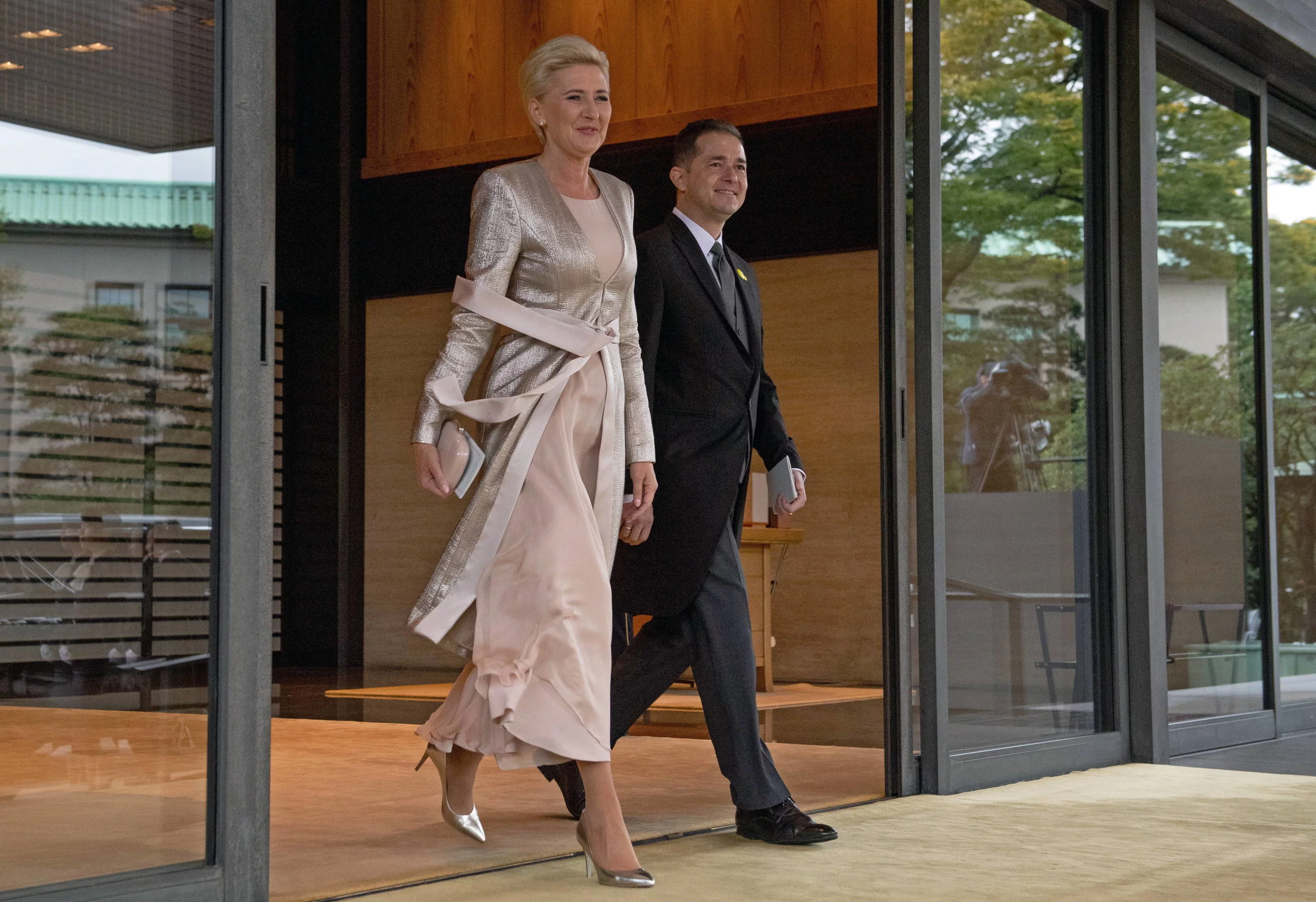 Małżonka Prezydenta reprezentowała w Tokio Polskę podczas ceremonii intronizacji Cesarza Japonii. Na zdjęciu z Ambasadorem RP w Japonii.